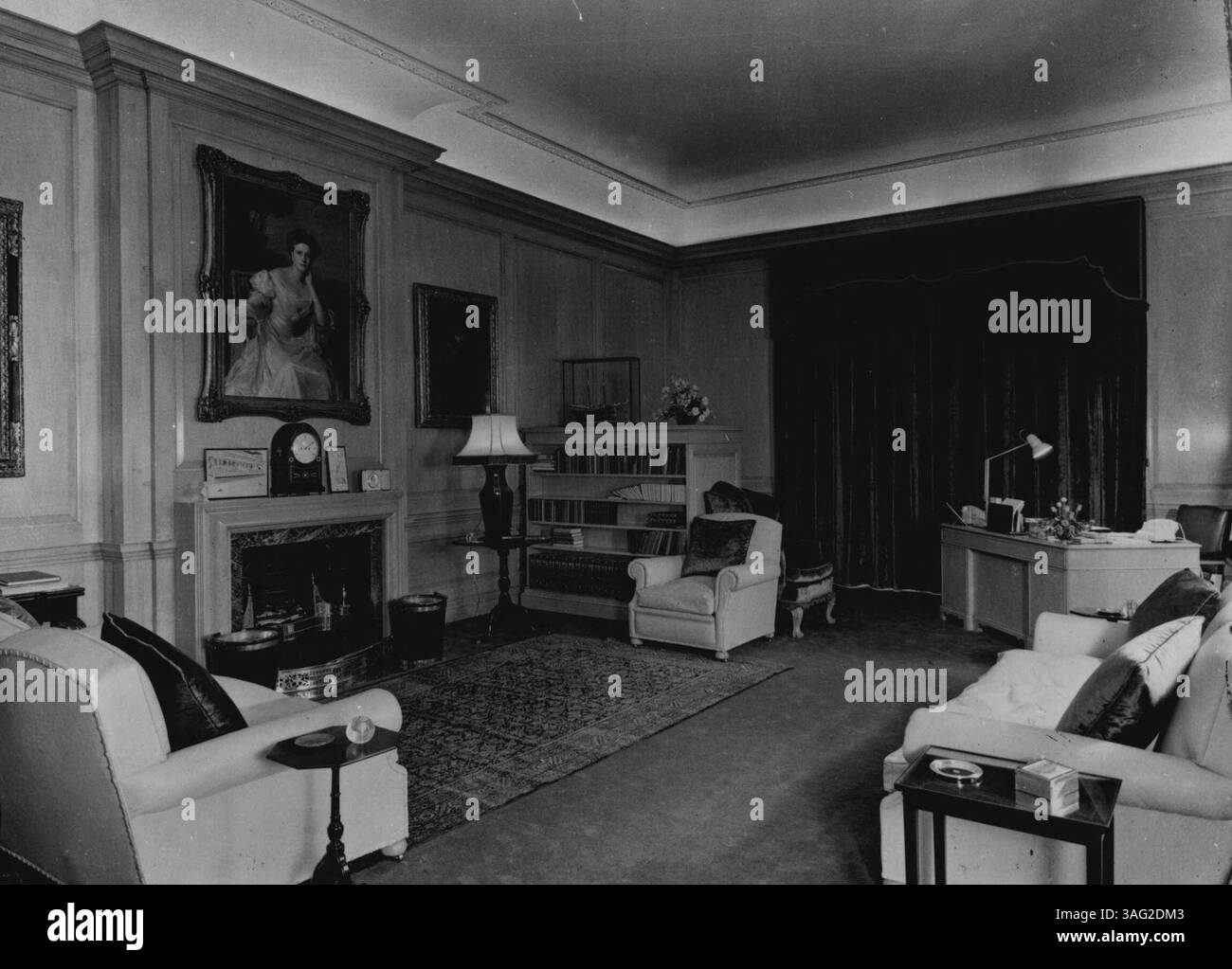 Clarence Hose -- H.R.H. le salon du duc d'Édimbourg. Il est doublé de lambris en érable blanc canadien. Rideaux un tapis est de vert bouteille; les canapés sont recouverts de cuir naturel. 23 février 1952. Banque D'Images