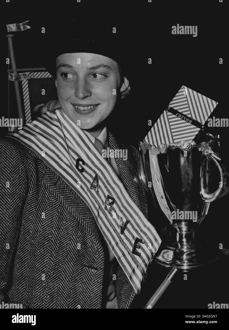 Mme Nee Evon Gregory, fille du célèbre ***** Cricketer Jack Gregory recevoir ***** Et le prix d'une bouteille de parfum, qui a gagné en compétition au Royal Easter Show. 15 avril 1955. Banque D'Images