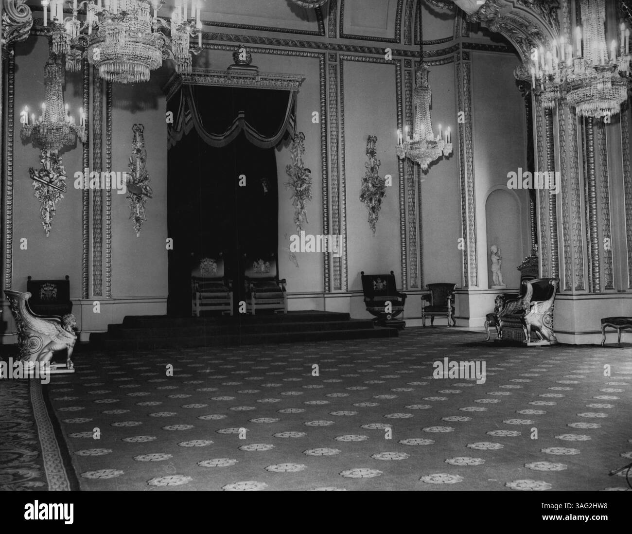 Salle du trône à Buckingham Palace. ***** Chambre, où scarlet et or ***** Deux 'Coronation Chairaz sont scarlet, avec ***** . La riche moquette de scarlet est or à motifs et ***** sont figurés avec des plaques d'or qui à l'origine ***** Carlton House. 01 août 1947. (Photo de Dominion Press). Banque D'Images