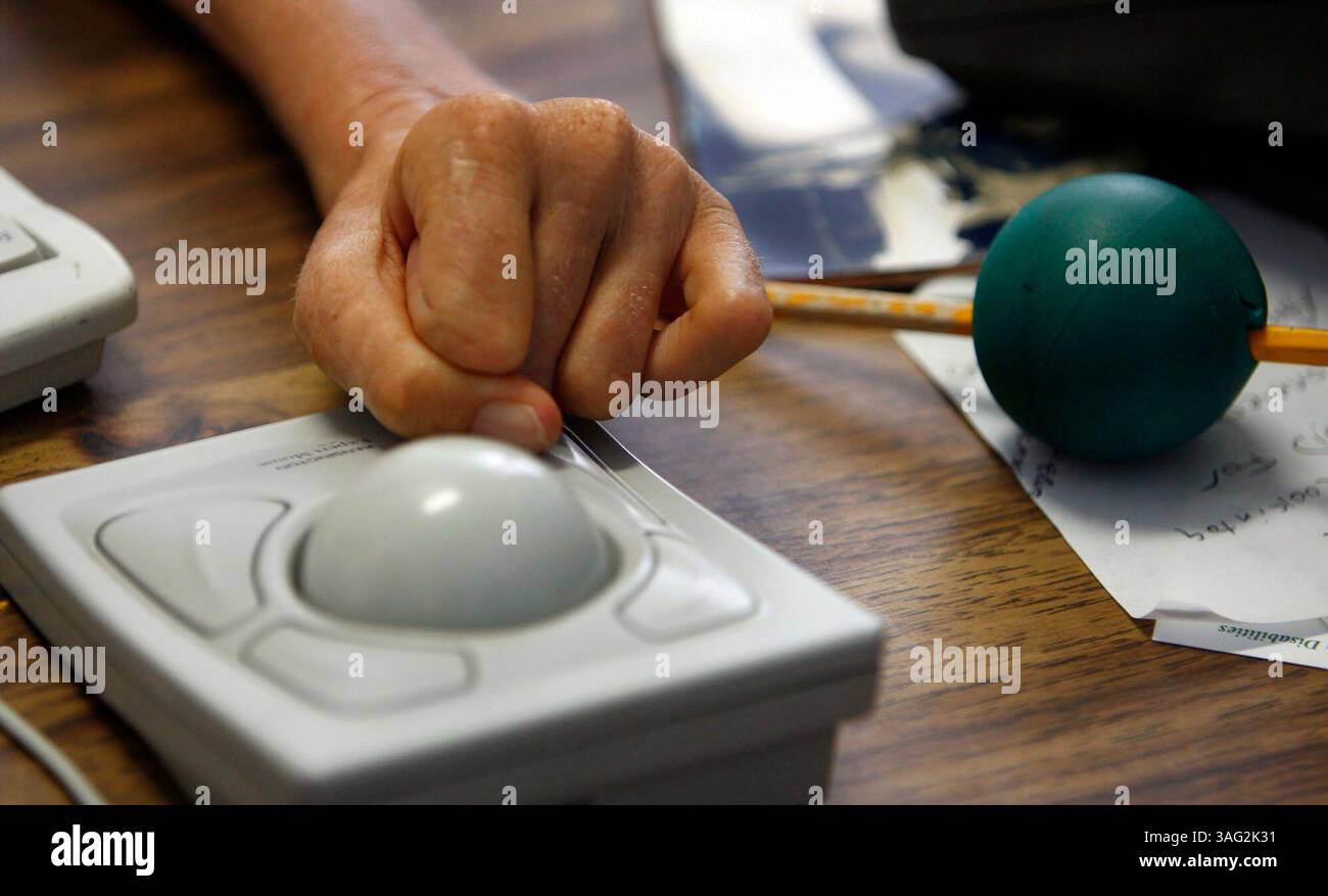 LARGO 6/16/2008 ) photo #2.) Mary Twohey, responsable de bureau du Centre de soins et de partage pour la vie indépendante, utilise une grande boule de commande pour l'aider à travailler sur son ordinateur. CASCIL sert les personnes handicapées en offrant des références, de l'aide à l'emploi, de la défense des droits, etc Les membres du personnel travaillent avec leurs propres handicaps dans le bureau. JIM DAMASKE | Times (crédit image : St Petersburg Times/ZUMAPRESS.com) Banque D'Images