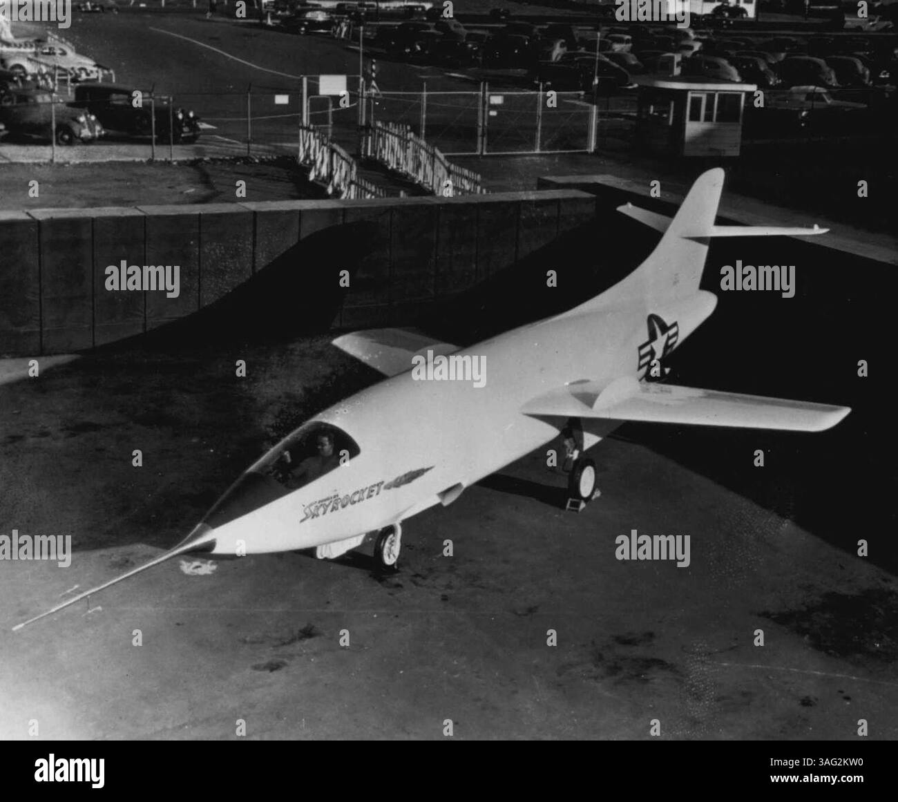 "Flying Swordfish" propulsé par jet et fusée -- c'est la première image de la Skyrocket d-558-2 de Douglas, un avion propulsé par jet et fusée conçu pour surpasser la vitesse du son. L'avion expérimental à nez pointu est une suite du Skystreak de la Navy, détenteur du record du monde de vitesse. Les fusées de l'avion fourniront une poussée supplémentaire pendant les courses de vitesse. l'indicateur de vitesse est logé dans la pointe de l'aiguille pour l'empêcher de turbulences d'air. 13 novembre 1947. (Photo de AP Wirephoto). Banque D'Images