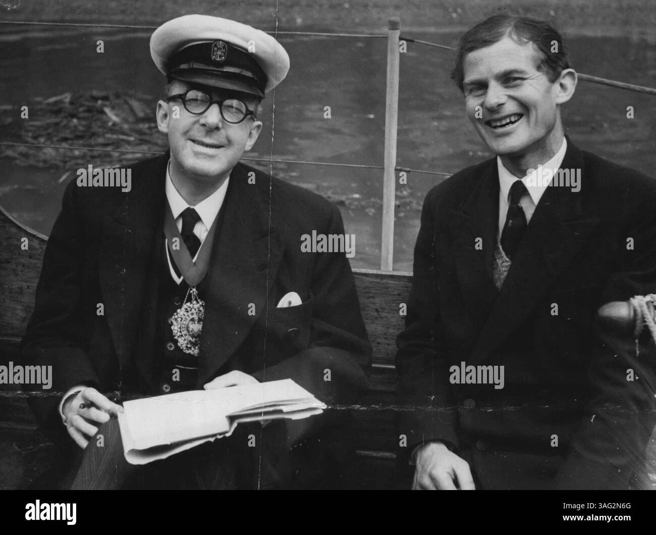 Lord Mayor descend à la rivière. Le lord-maire de Londres, Sir Leslie Boyce, avec le capitaine du yacht de l'association R.F., Samuel Pepys Lt.-Cmdt. Erroll Bruce. R.N. qui était à Tower Pier ce matin en préparation pour être chargé pour le transport à travers l'Atlantique, où il doit participer à la course de voile Newport-Bermudes. 15 mai 1952. Banque D'Images Lord Mayor descend à la rivière. Le lord-maire de Londres, Sir Leslie Boyce, avec le capitaine du yacht de l'association R.F., Samuel Pepys Lt.-Cmdt. Erroll Bruce. R.N. qui était à Tower Pier ce matin en préparation pour être chargé pour le transport à travers l'Atlantique, où il doit participer à la course de voile Newport-Bermudes. 15 mai 1952. Banque D'Images