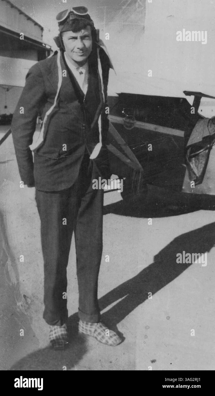 M.R. Charles A. Butler à l'aéroport de Karachi lors de son vol de 1931 en provenance d'Angleterre, il portait un costume froissé et des pantoufles de voiture-animal au lieu d'un kit de vol. 11 avril 1931. Banque D'Images