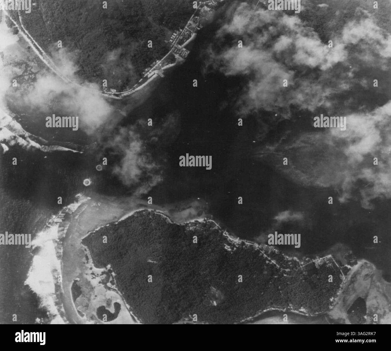 U.S. planes Scout Jap Caroline Island -- Kusaie Island, l'île la plus à l'est du groupe Caroline et l'une des défenses les plus développées des îles Jap, a été repérée et photographiée par des avions de la marine américaine le 17 janvier, Fog obscurcit la zone de plus grand développement de cette île du Pacifique Sud. 22 février 1944. (Photo de AP Wirephoto). Banque D'Images