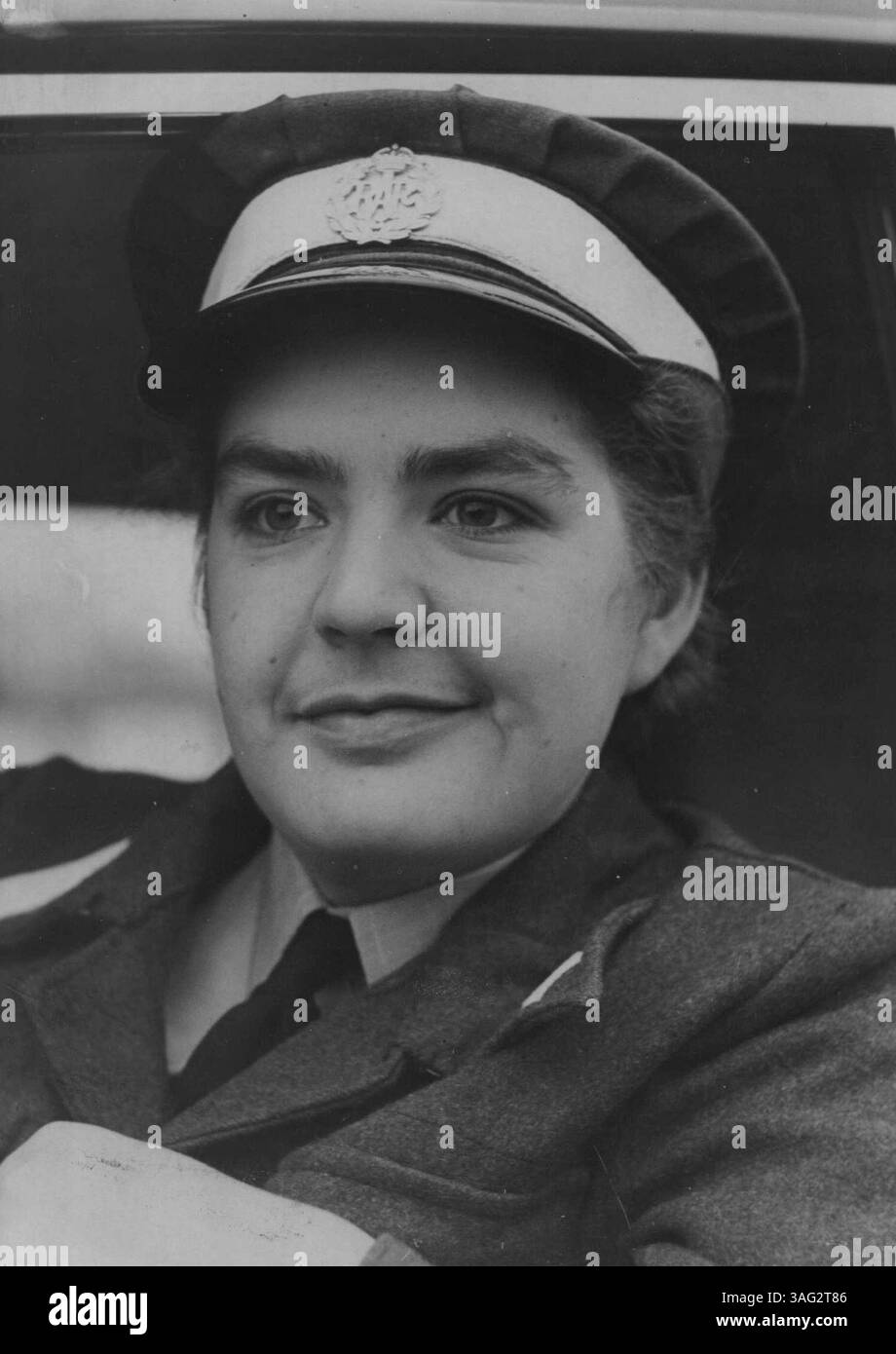 Commission. Diana Broadhurst, 22 ans, fille du vice-maréchal de l'air Sir Harry Broadhurst, était l'un des nombreux officiers-cadets de la WRAF qui ont récemment reçu leurs commissions à Hawkinge. 29 décembre 1953. (Photo par photo de contrat de courrier quotidien) Banque D'Images