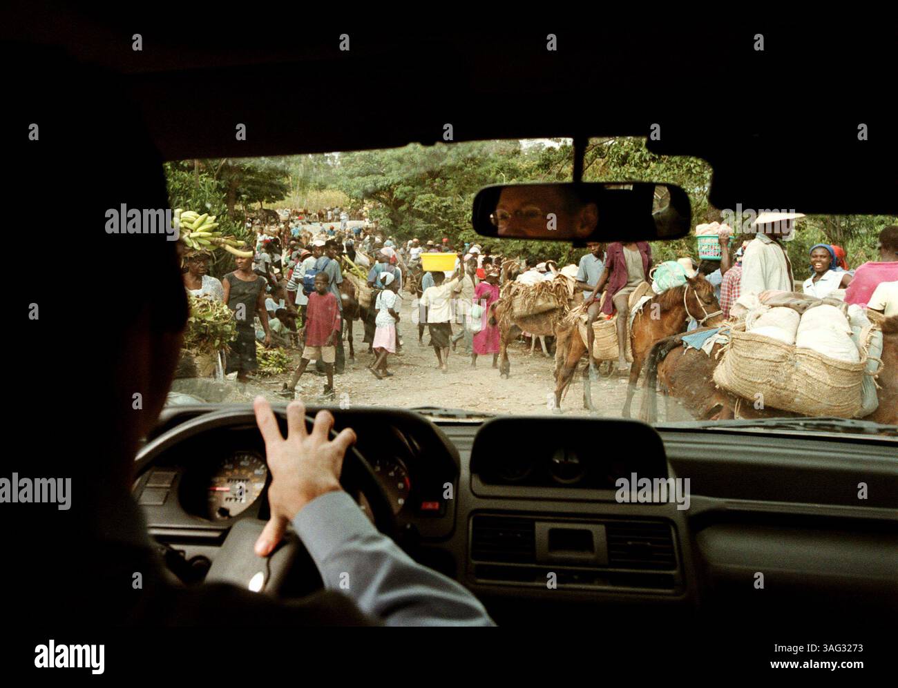 PHOTO 19 : Dr Paul Farmer fait son chemin à travers un marché en bord de route pour visiter un hôpital à Boucan Carre. INFORMATIONS GÉNÉRALES : ceci est une histoire sur Paul Farmer, (CQ) élu président et le plus populaire de sa classe Hernando High School de 1978. Depuis 21 ans, il fait du travail médical sur le plateau central d’Haïti. Farmer, 44 ans, passe environ huit mois par an en Haïti, le reste voyageant à travers le monde pour donner des conférences et des conseils à d'autres organisations d'aide. En 1987, il a cofondé Partners in Health, (Credit image : St Petersburg Times/ZUMAPRESS.com) Banque D'Images