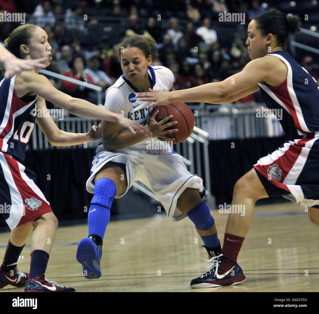 25 mars 2012 - Kingston, Rhode Island, États-Unis - AMBER SMITH (24) du Kentucky est doublé par DANIELLE WALTER (10) de Gonzaga et HAIDEN PALMER (3) lors de leur match NCAA Sweet 16 au Ryan Center. Le Kentucky a gagné, 79-62 pour passer à l'Elite 8. (Crédit image : © Cloe poisson/Hartford courant/MCT/ZUMAPRESS.com) Banque D'Images