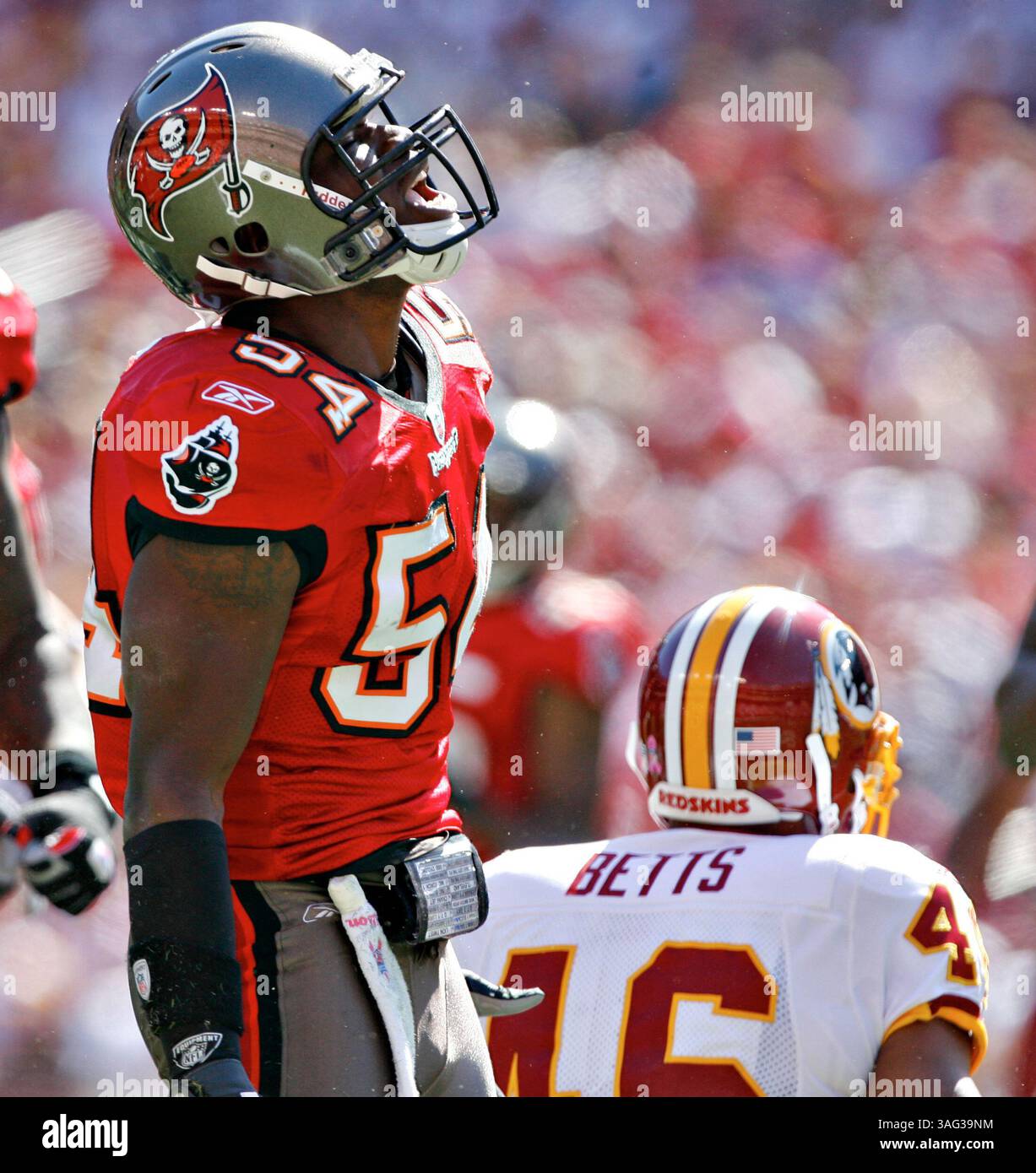 DANIEL WALLACE | Times. OT 312870 WALL Bucs 22 (10/04/2009 Landover, Md.) Geno Hayes (54), le linebacker des Buccaneers de Tampa Bay, célèbre son tacle de Washington Redskins Running back Ladell Betts (crédit image : St Petersburg Times/ZUMAPRESS.com) Banque D'Images