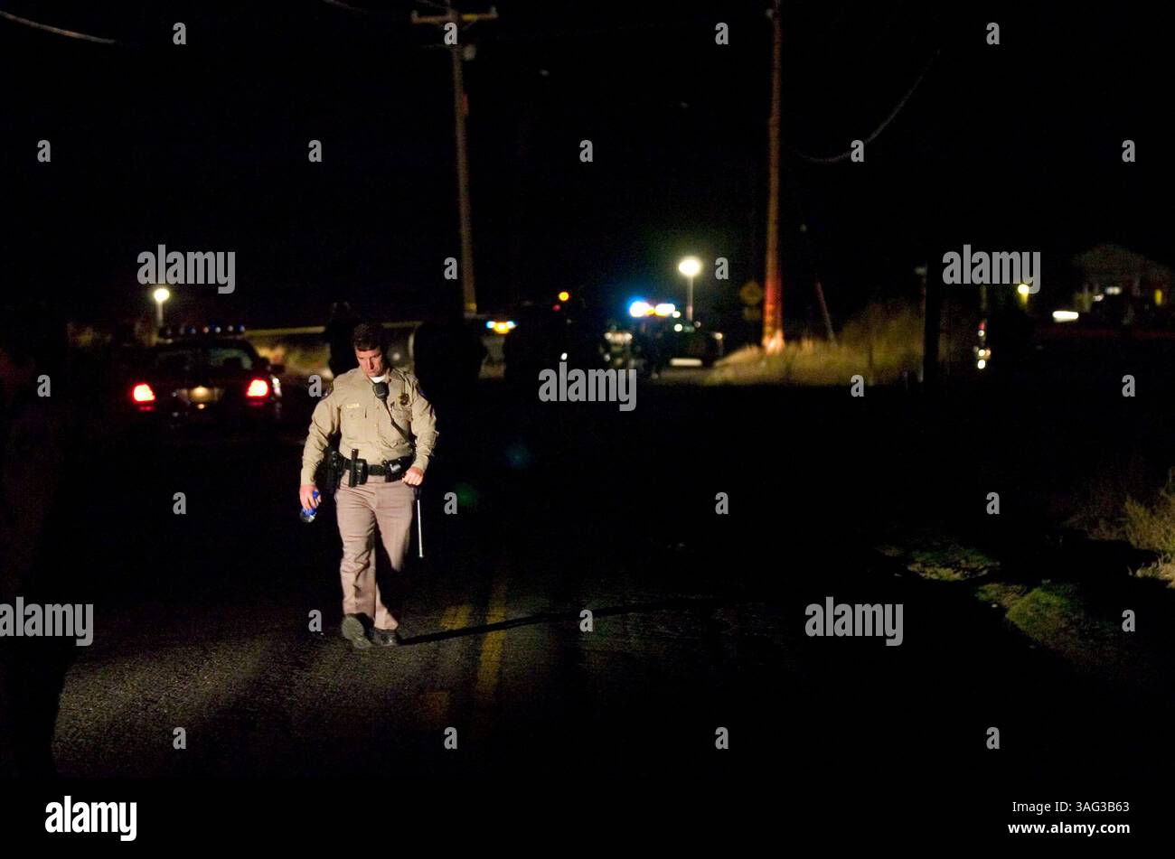 Kevin Dwyer, officier de la California Highway Patrol, enquête sur la scène d'un accident où un suspect sur une moto a heurté un officier qui lui a bloqué le chemin jeudi 18 octobre 2007 dans le comté rural de Yolo. Le suspect a subi des blessures graves, l'officier a subi une blessure à la jambe et une lascération à la tête, selon Dwyer. The Sacramento Bee / Carl Costas (crédit image : Sacramento Bee/ZUMAPRESS.com) Banque D'Images