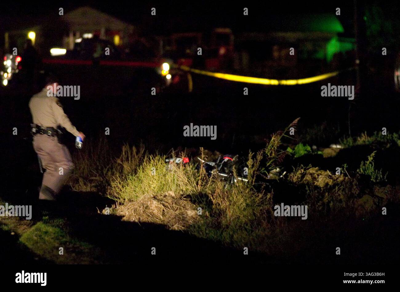 Kevin Dwyer, officier de la California Highway Patrol, enquête sur la scène d'un accident où un suspect sur une moto a heurté un officier qui lui a bloqué le chemin jeudi 18 octobre 2007 dans le comté rural de Yolo. Le suspect a subi des blessures graves, l'officier a subi une blessure à la jambe et une lascération à la tête, selon Dwyer. The Sacramento Bee / Carl Costas (crédit image : Sacramento Bee/ZUMAPRESS.com) Banque D'Images