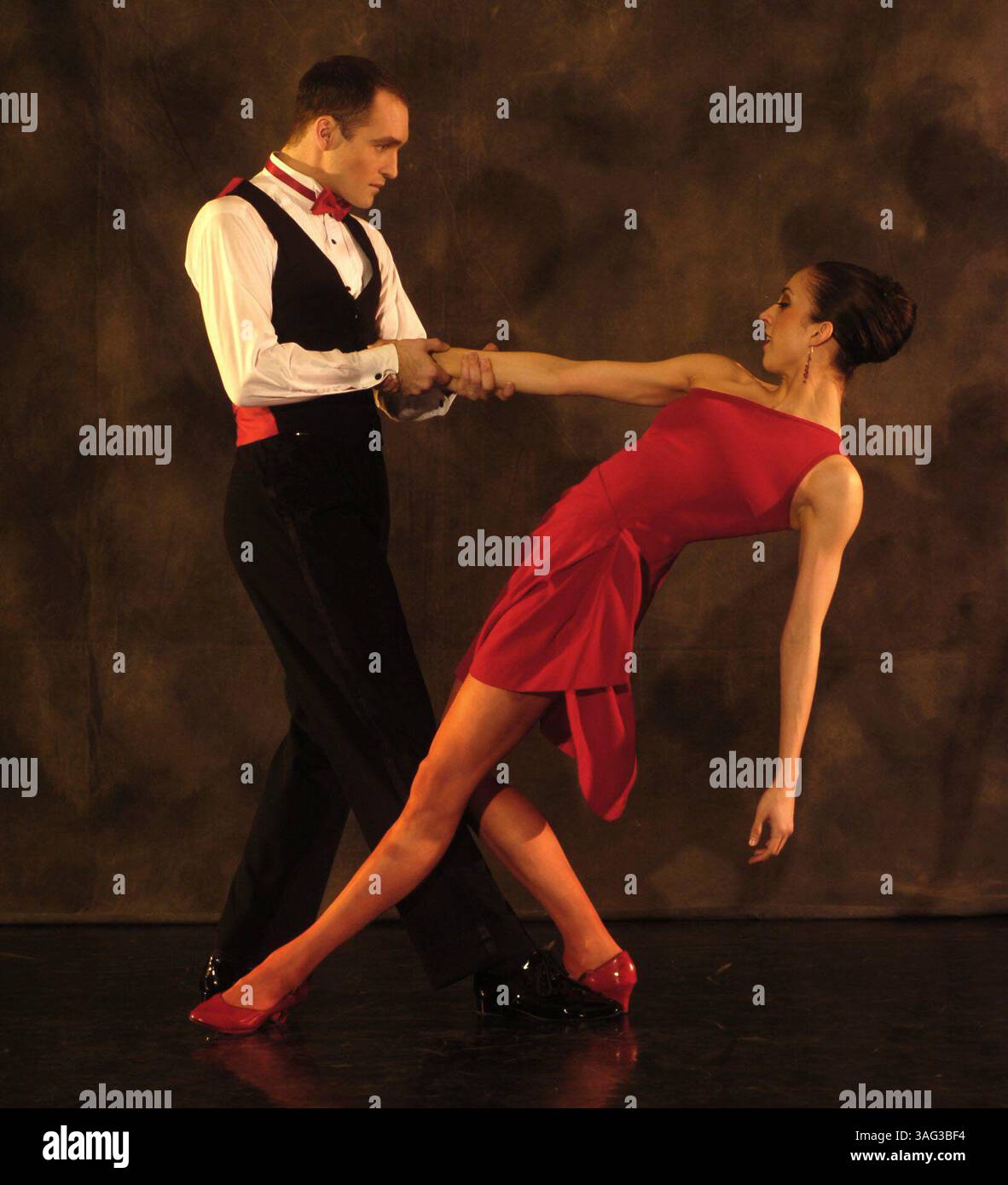 NEUF CHANSONS DE SINATRA -- Jack Hausen, à gauche, et Amanda Peet, démontrent une partie de leur danse pour la prochaine production du Sacramento Ballet de ''neuf chansons de Sinatra'', le vendredi 9 mars 2007. Les costumes ont été dessinés par Oscar de la Rent. (Crédit image : Sacramento Bee/ZUMAPRESS.com) Banque D'Images