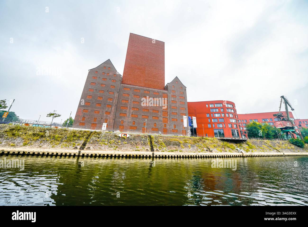 Vue sur les environs au port de Duisbourg. Port industriel sur la Ruhr. Bâtiment des Archives d'État de Rhénanie-du-Nord-Westphalie. Banque D'Images