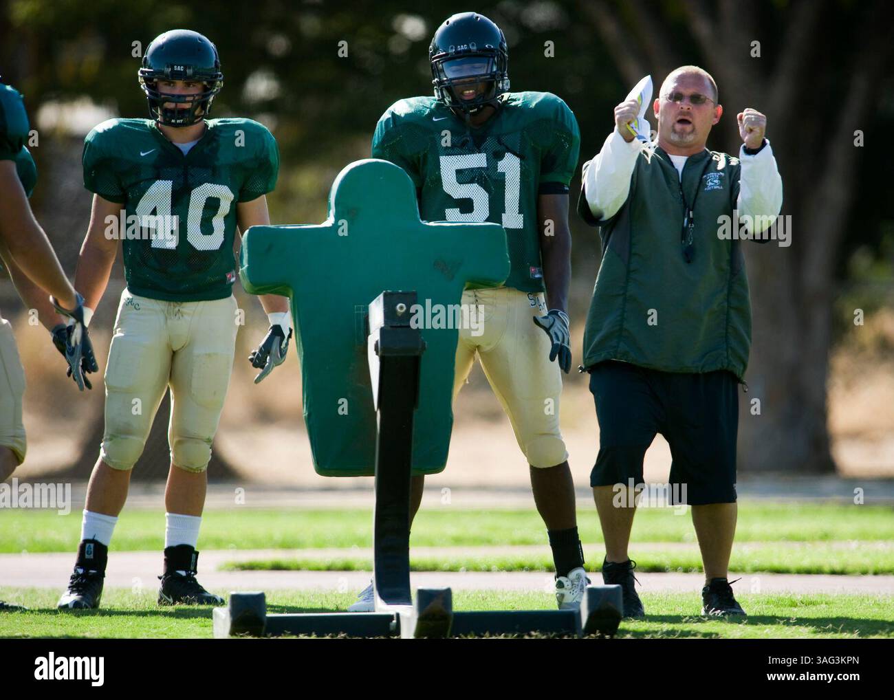 Le coordinateur défensif des Hornets de Sacramento State, Lou Baiz, donne des ordres aux joueurs défensifs Peter Buck (40) et Avery White (crédit image : Sacramento Bee/ZUMAPRESS.com) Banque D'Images