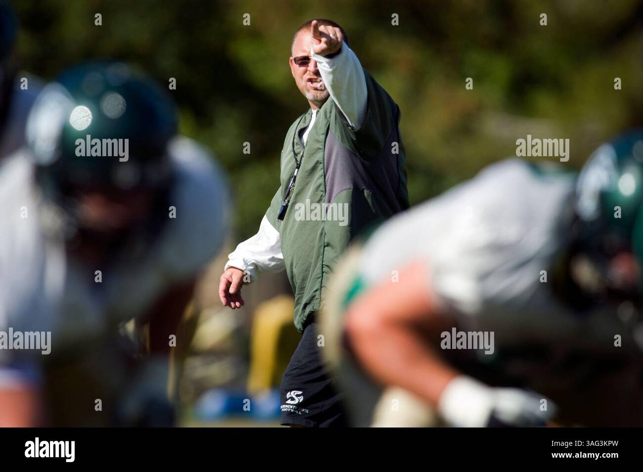 Le coordinateur défensif des Hornets de Sacramento, Lou Baiz, donne des ordres aux joueurs défensifs à l'entraînement. La défense de sac State a renoncé à 132 points lors de ses trois premiers matchs..Sacramento, Californie 29 septembre 2009 (crédit image : Sacramento Bee/ZUMAPRESS.com) Banque D'Images