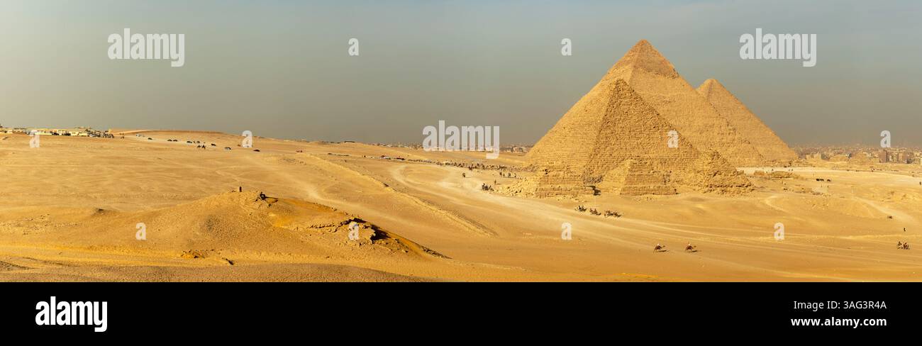Le Caire, Égypte ; 20 janvier 2024 : soulignez la grandeur pharaonique avec cette photo panoramique des pyramides de Gizeh, capturant l'héritage de l'Égypte ancienne. Idéal Banque D'Images
