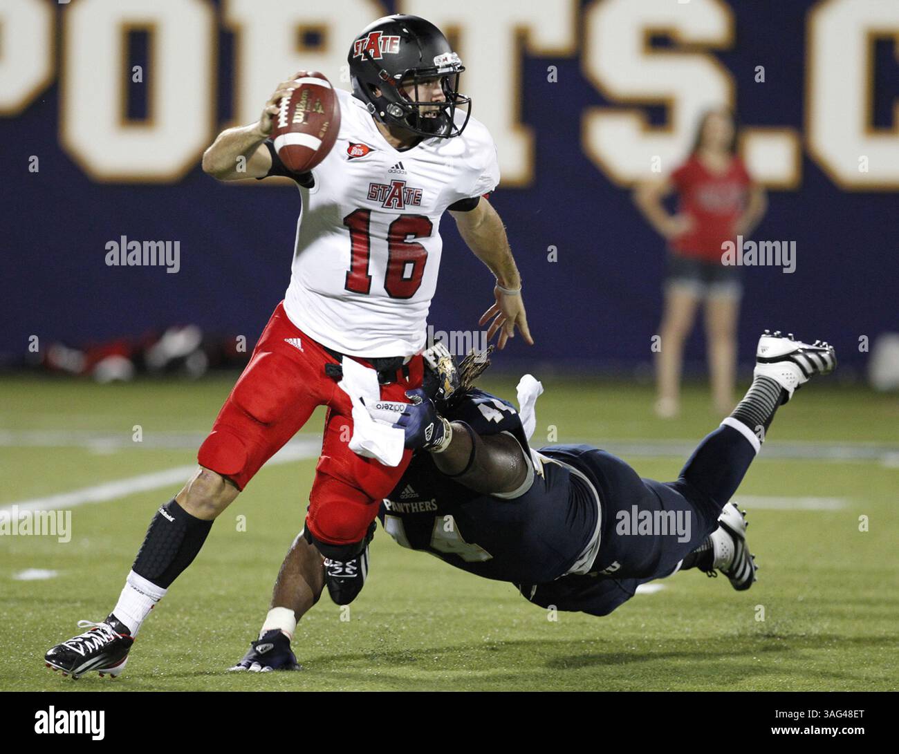4 octobre 2012 - Miami, FL, États-Unis - Darrian Dyson de l'Université internationale de Floride poursuit Ryan Alpin, le quarterback de l'Université d'État de l'Arkansas, au premier trimestre au FIU Stadium de l'Université internationale de Floride à Miami, Floride, le jeudi 4 octobre 2012. (Crédit image : © Charles Trainor Jr/MCT/ZUMAPRESS.com) Banque D'Images
