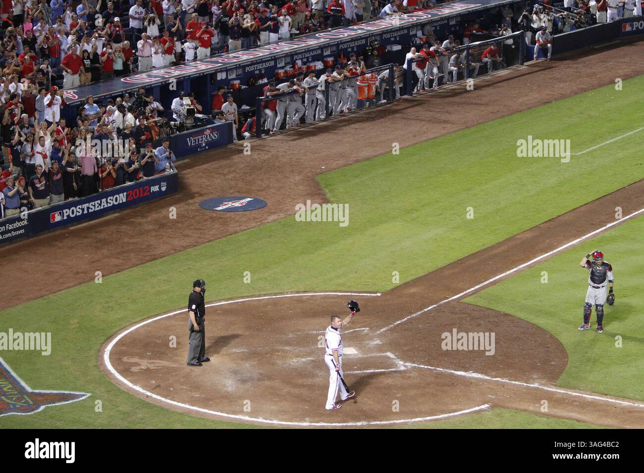 5 octobre 2012 - Atlanta, GA, États-Unis - les Braves d'Atlanta Chipper Jones reconnaissent les fans alors qu'il marche vers l'assiette pour sa dernière apparition en ligue majeure en neuvième manche contre les Cardinals Louis dans le match Wild Card de la Ligue nationale au Turner Field à Atlanta, Géorgie, vendredi 5 octobre 2012. Jones a frappé un single de chauve-souris cassé dans son dernier at-bat. Les Cardinals ont battu les Braves, 6-3, et affronteront les Nationals de Washington dans une série de la division nationale de Leauge. (Crédit image : © Chris Lee/MCT/ZUMAPRESS.com) Banque D'Images