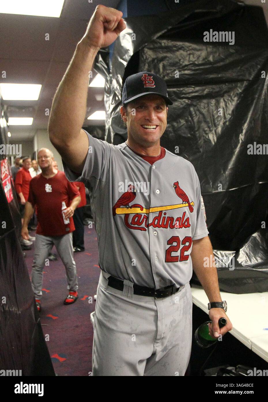5 octobre 2012 - Atlanta, GA, USA - le manager de Louis Cardinals Mike Matheny célèbre dans le club-House après une victoire de 6-3 sur les Braves d'Atlanta dans le match Wild Card de la Ligue nationale au Turner Field à Atlanta, Géorgie, vendredi 5 octobre 2012. Les Cardinals affronteront les Nationals de Washington dans une série de la division nationale de Leauge. (Crédit image : © Chris Lee/MCT/ZUMAPRESS.com) Banque D'Images
