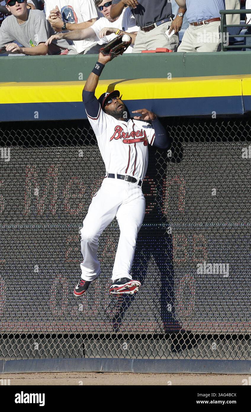 5 octobre 2012 - Atlanta, Georgia, U.S. - JASON HEYWARD, joueur de droite des Braves d'Atlanta, passe au-dessus du mur pour voler Y. Molina des membres Louis Cardinals d'un coup de circuit à la deuxième manche du match de Wild Card de la Ligue nationale au Turner Field à Atlanta, Géorgie, vendredi. Les Cardinals ont battu les Braves, 6-3, et affronteront les Nationals de Washington dans une série de la division nationale de Leauge. (Crédit image : © Chris Lee/MCT/ZUMAPRESS.com) Banque D'Images