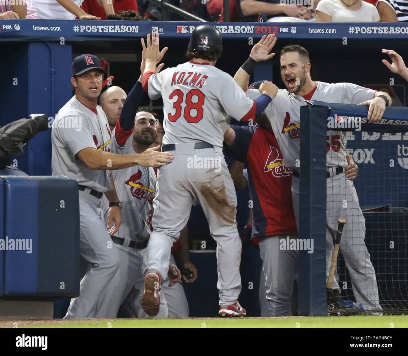 5 octobre 2012 - Atlanta, GA, USA - Pete Kozma de Louis Cardinals est félicité par le manager Mike Matheny, à gauche, et ses coéquipiers, dont Skip Schumaker, à droite, après avoir marqué sur un single par Matt Carpenter dans le septième contre les Braves d'Atlanta dans le match Wild Card de la Ligue nationale au Turner Field à Atlanta, Géorgie, vendredi 5 octobre 2012. Les Cardinals ont battu les Braves, 6-3, et affronteront les Nationals de Washington dans une série de la division nationale de Leauge. (Crédit image : © Chris Lee/MCT/ZUMAPRESS.com) Banque D'Images