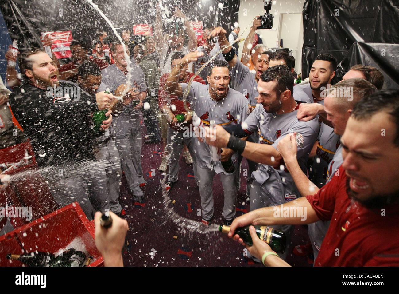 5 octobre 2012 - Atlanta, GA, USA - Rafael Furcal, au centre de Louis Cardinals, mène ses coéquipiers dans le chant ''Happy Flight'', qu'il a inventé lors de la saison des World Series de l'an dernier, après une victoire de 6-3 sur les Braves d'Atlanta dans le match Wild Card de la Ligue nationale au Turner Field à Atlanta, Géorgie, vendredi 5 octobre 2012. Les Cardinals affronteront les Nationals de Washington dans une série de la division nationale de Leauge. (Crédit image : © Chris Lee/MCT/ZUMAPRESS.com) Banque D'Images