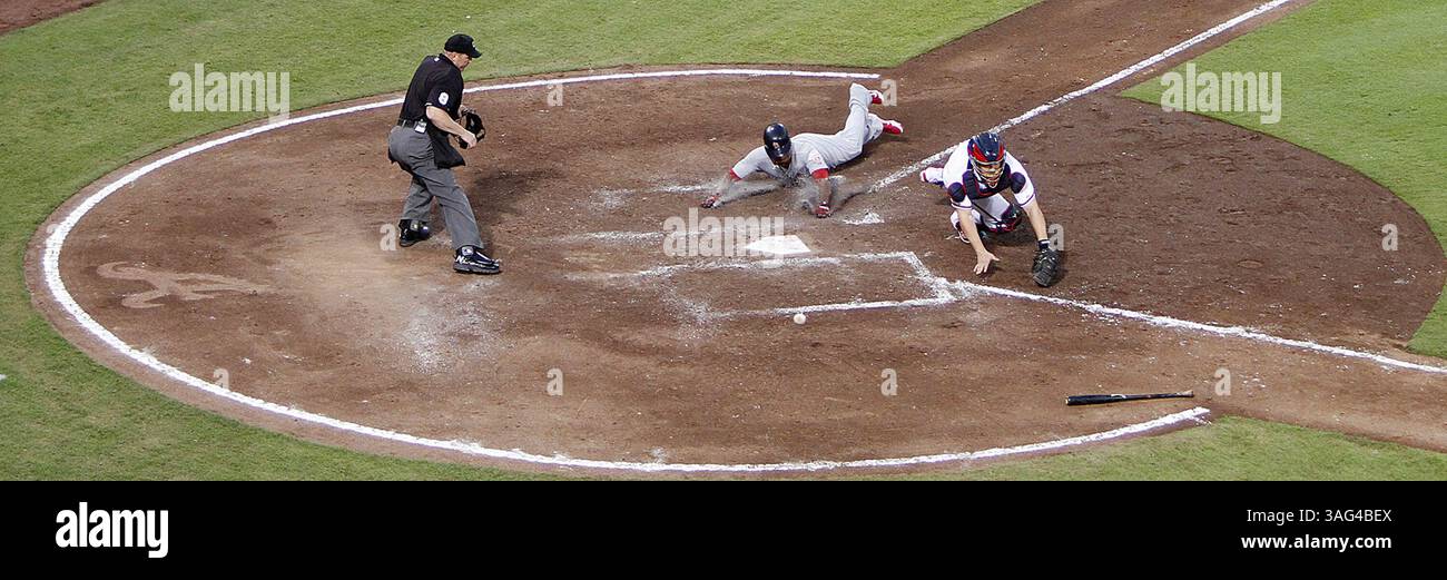 Oct. 5, 2012 - Atlanta, GA, USA - Atlanta Braves Catcher David Ross, à droite, est tiré loin de la plaque par un lancer errant de Short stop Andrelton Simmons, comme le fait Louis Cardinals pinch runner Adron Chambers marque en septième manche du match de Wild Card de la Ligue nationale au Turner Field à Atlanta, Géorgie, vendredi 5 octobre 2012. Les Cardinals ont battu les Braves, 6-3, et affronteront les Nationals de Washington dans une série de la division nationale de Leauge. (Crédit image : © Chris Lee/MCT/ZUMAPRESS.com) Banque D'Images