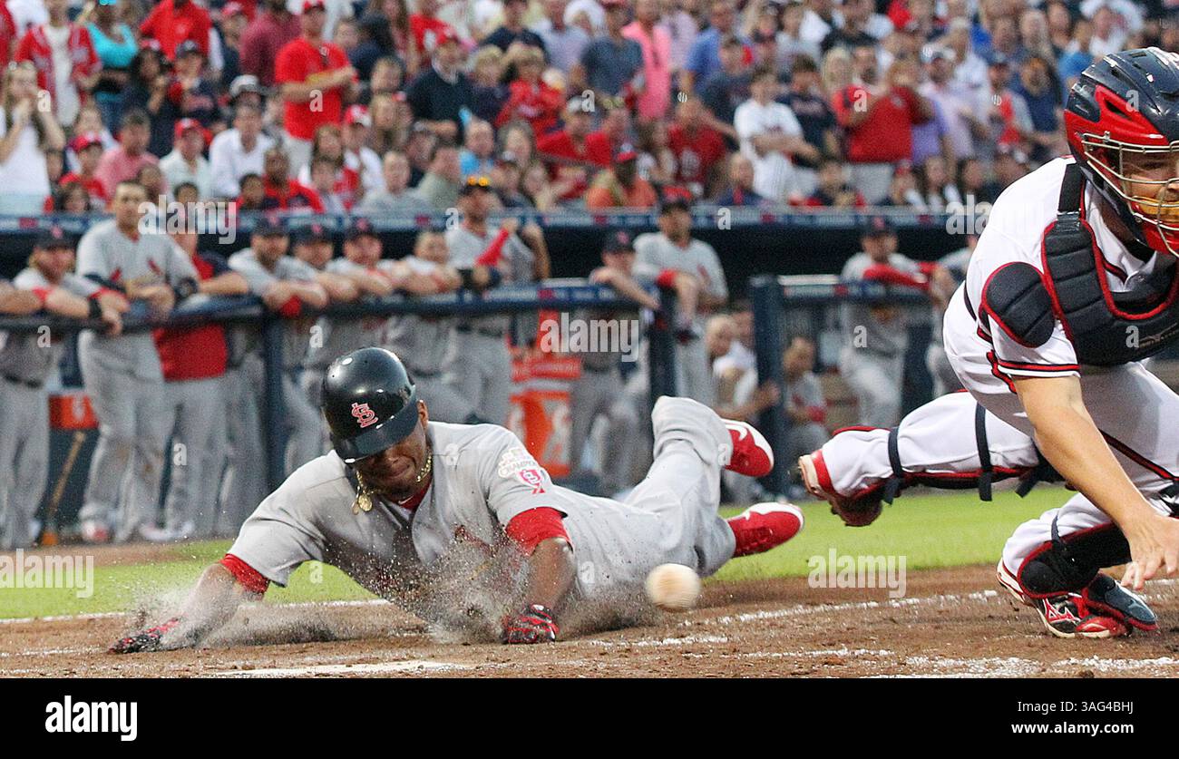Oct. 5, 2012 - Atlanta, GA, USA - fait Louis Cardinals pinch runner Adron Chambers scores as Atlanta Braves Catcher David Ross est tiré loin de la plaque par un lancer errant de Short stop Andrelton Simmons en septième manche du match Wild Card de la Ligue nationale au Turner Field à Atlanta, Géorgie, vendredi 5 octobre 2012. Les Cardinals ont battu les Braves, 6-3, et affronteront les Nationals de Washington dans une série de la division nationale de Leauge. (Crédit image : © Chris Lee/MCT/ZUMAPRESS.com) Banque D'Images