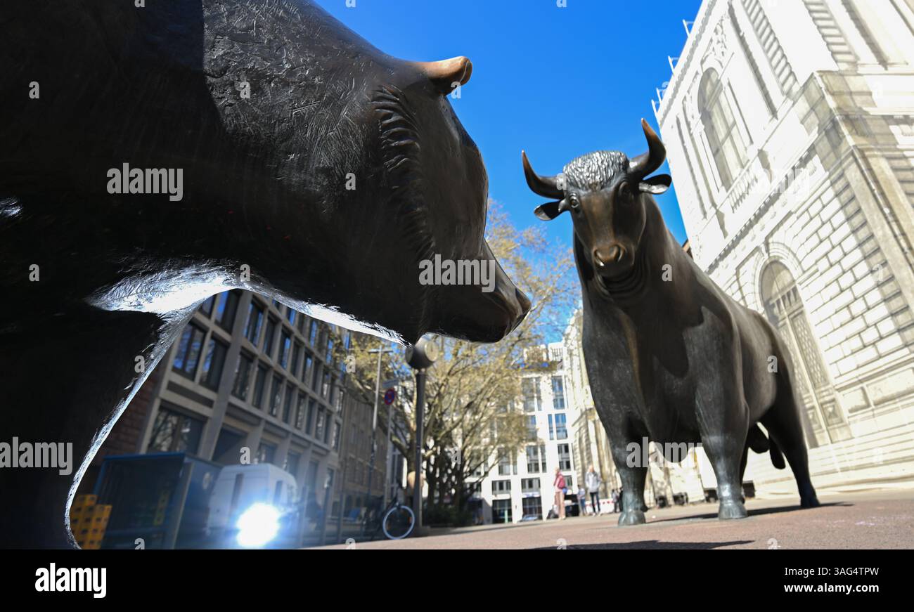 08 avril 2025, Hesse, Francfort-sur-le-main : les figures en bronze du taureau (R) et de l'ours, symboles de la montée et de la descente de la bourse, se dressent sur la place devant la bourse. La politique tarifaire agressive du président Trump peut également être considérée comme une guerre commerciale contre le reste du monde. Cependant, après trois jours de trading rouge profond, le DAX a commencé avec un gain mardi. Photo : Arne Dedert/dpa Banque D'Images