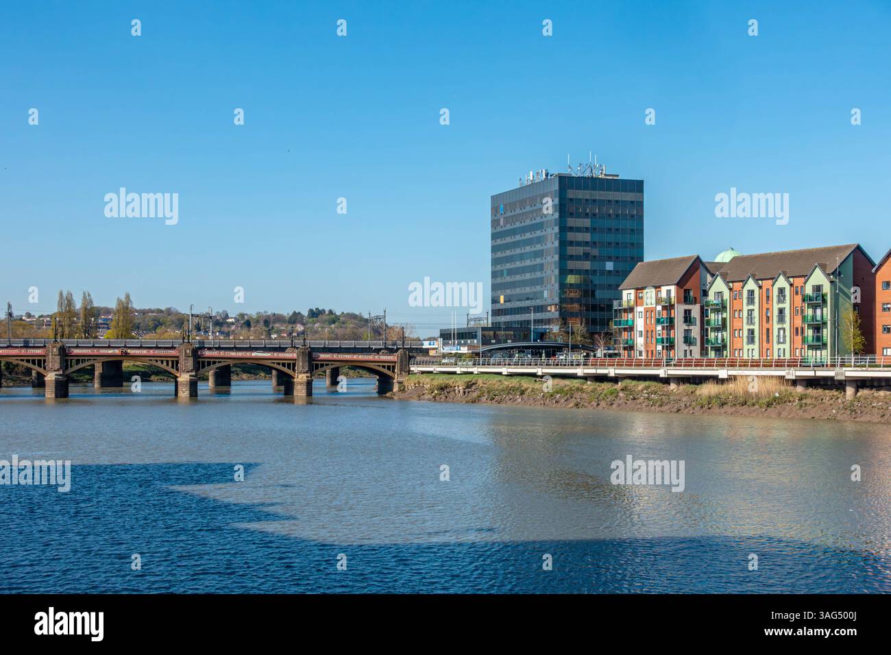 Une vue le long de la rivière Usk à Newport dans le sud du pays de Galles, Royaume-Uni regardant vers Newport Bridge. Banque D'Images