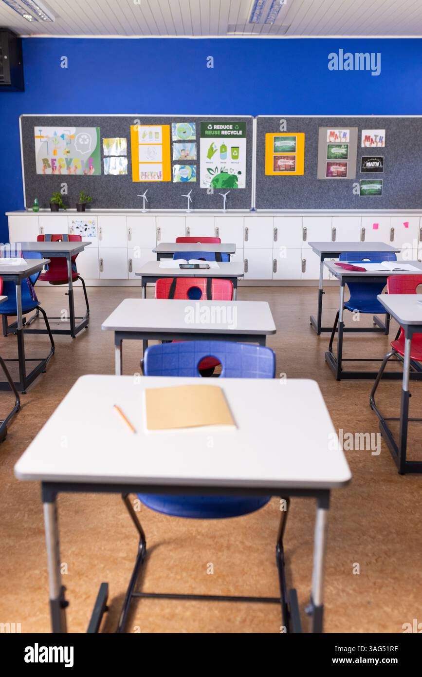 Salle de classe vide avec des bureaux et des chaises, prête pour les étudiants à arriver, copiez l'espace Banque D'Images