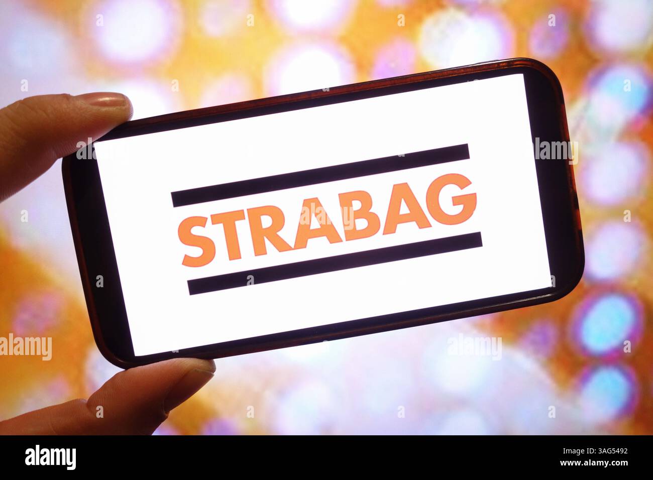 Pologne. 06 avril 2025. Dans cette illustration photo, le logo de la société Strabag est affiché sur l'écran d'un smartphone. (Photo de Piotr SWAT/SOPA images/SIPA USA) *** strictement à des fins éditoriales *** crédit : SIPA USA/Alamy Live News Banque D'Images