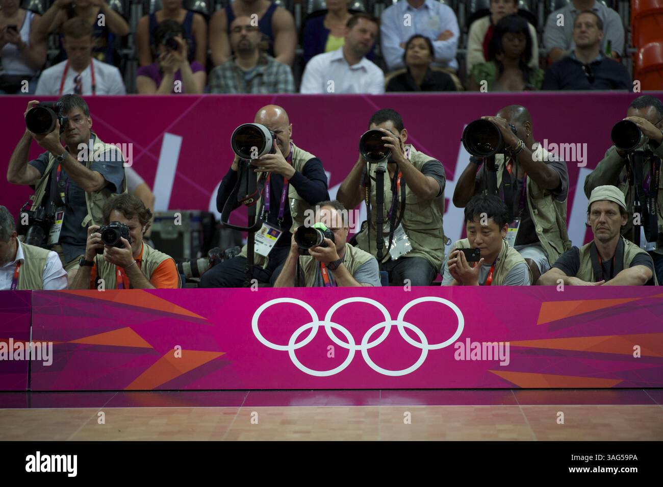 30 juillet 2012 - Londres, Angleterre, Royaume-Uni - il y a 1700 photographes de presse accrédités aux Jeux Olympiques de Londres, dont beaucoup ont été affectés pour tourner le match préliminaire d'ouverture entre les États-Unis et la France au stade de basket-ball du Parc Olympique. Les États-Unis ont battu la France 98-71. (Crédit image : © Troy Wayryen/ZUMAPRESS.com) Banque D'Images