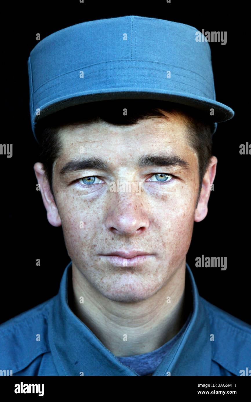 14 novembre 2010 - Kunduz, Afghanistan - Une nouvelle recrue afghane pose dans le centre de formation allemand. Le nombre d'attentats-suicides a augmenté à Kaboul ces dernières années, malgré la présence de près de dix mille soldats et policiers afghans et étrangers. (Crédit image : © ton Koene/zReportage.com/ZUMA) Banque D'Images