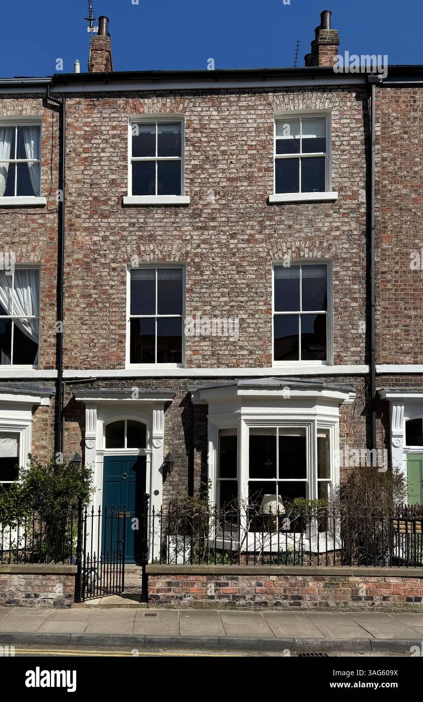 Maison mitoyenne traditionnelle victorienne en brique rouge de 3 étages. Banque D'Images