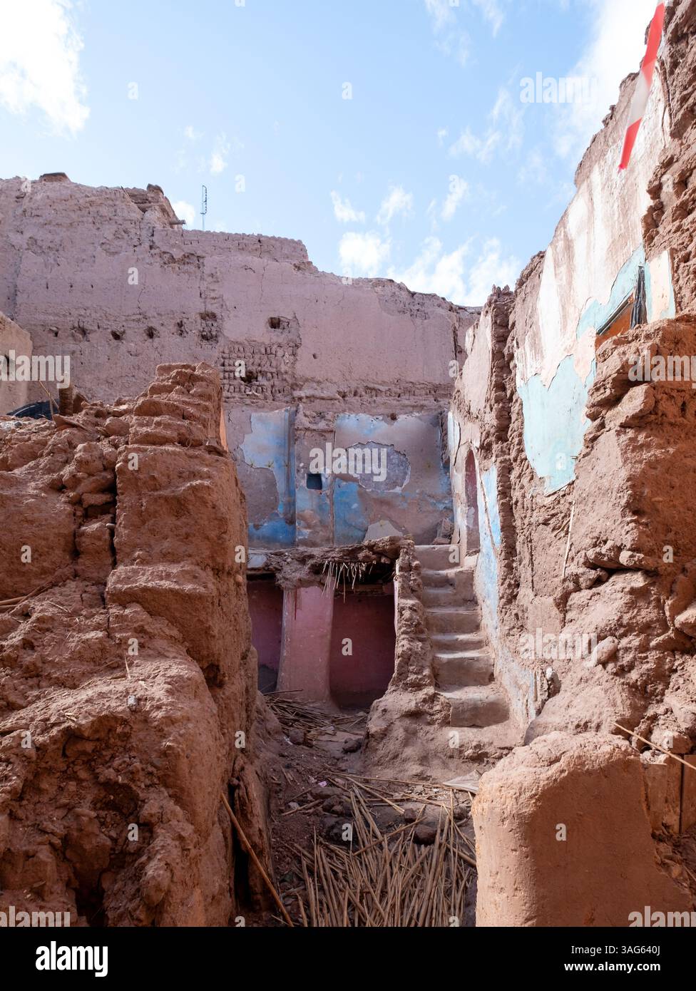 Le tremblement de terre en ruine a endommagé des bâtiments en argile dans la ville de garnison de Ouarzazate, au Maroc subsaharien Banque D'Images