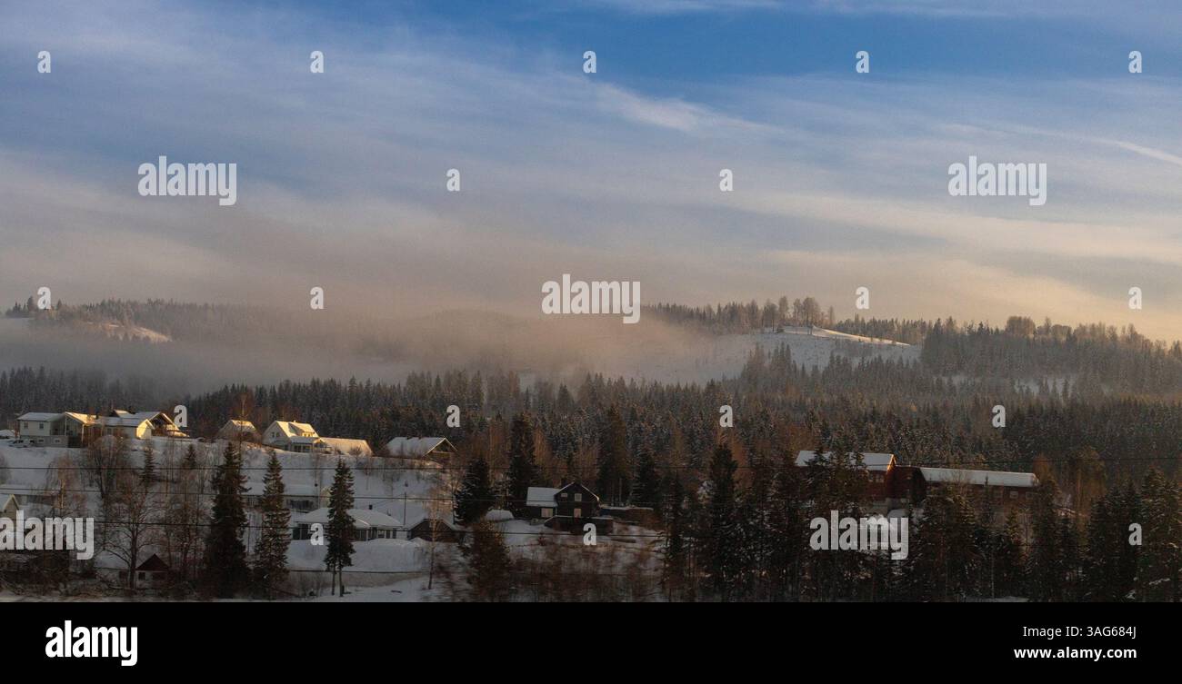 chaîne de montagnes, montagnes boisées avec ciel pittoresque, montagnes norvégiennes dans la neige Banque D'Images