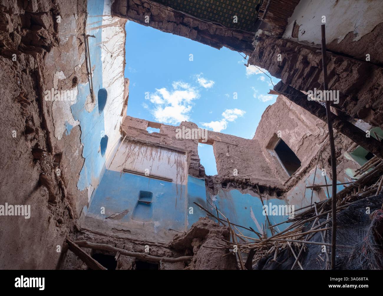 Le tremblement de terre en ruine a endommagé des bâtiments en argile dans la ville de garnison de Ouarzazate, au Maroc subsaharien Banque D'Images