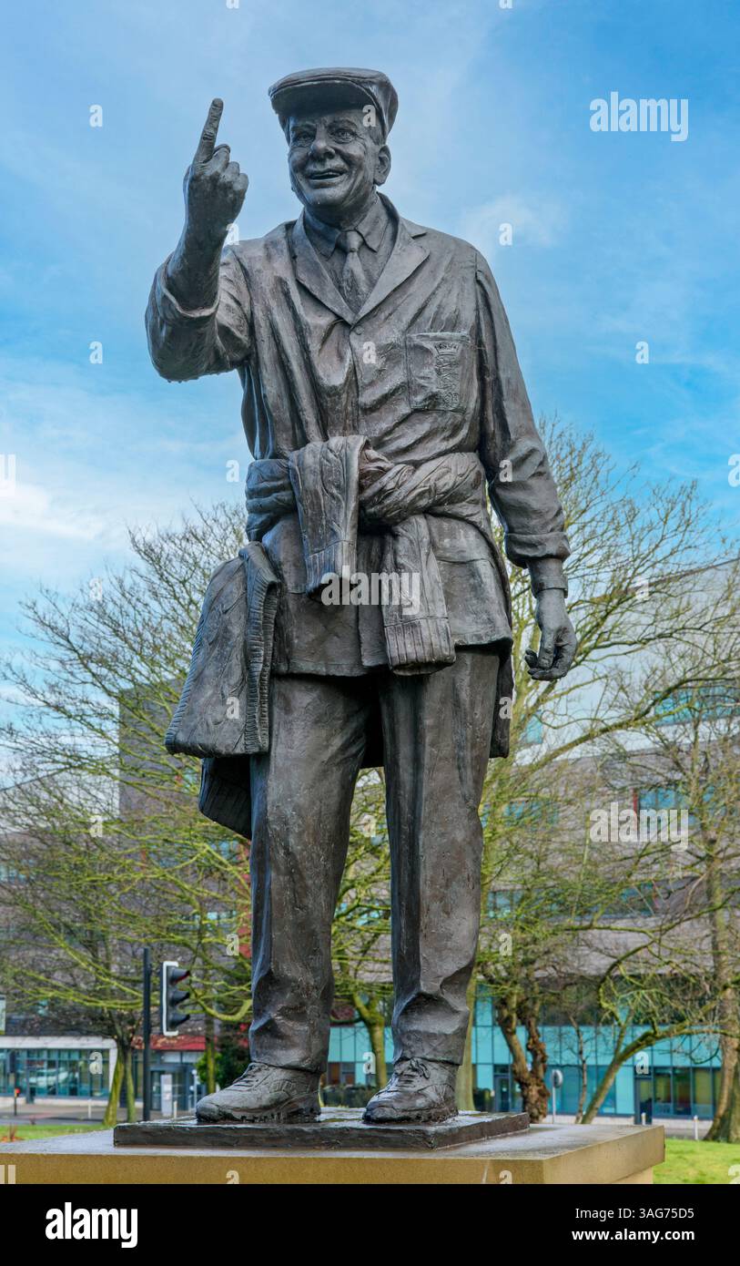 Statue, par Graham Ibbeson, de Harold 'Dickie' Bird, un célèbre arbitre international de cricket. Barnsley, South Yorkshire, Angleterre, Royaume-Uni Banque D'Images