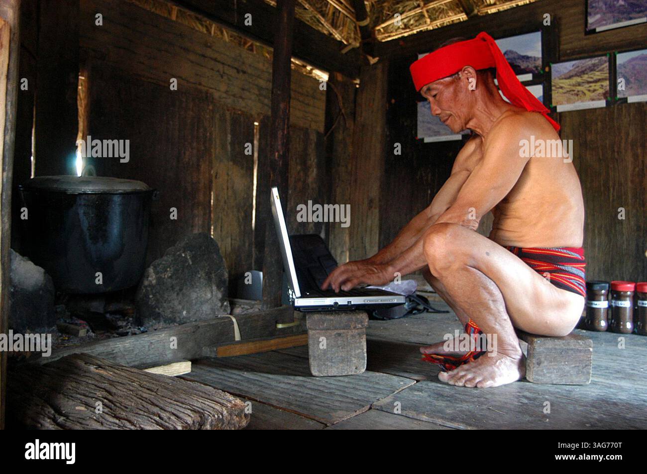 01 mars 2005 ; Baguio, PHILIPPINES ; Luis Dao-anis, natif de 73 ans, utilise son ordinateur portable à l'intérieur de sa maison de nipa. (Crédit image : Andy Zapata Jr./ZUMAPRESS.com) Banque D'Images