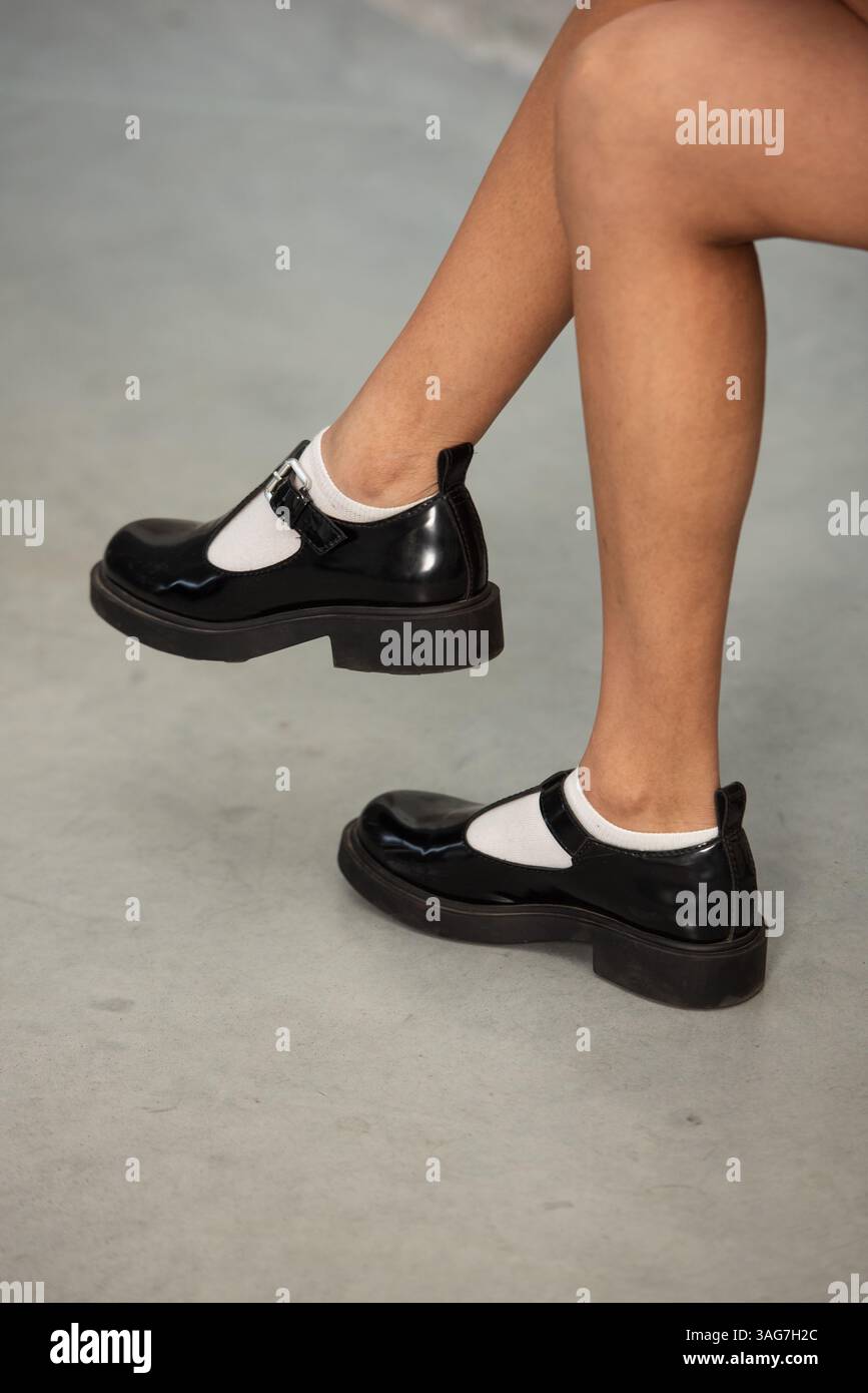 Shiny Black Patent Leafers Side View Chaussures classiques et élégantes pour femmes Banque D'Images