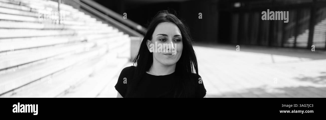 Gros plan d'un modèle capillaire embrassant la positivité naturelle de la peau et du corps Banque D'Images Gros plan d'un modèle capillaire embrassant la positivité naturelle de la peau et du corps Banque D'Images