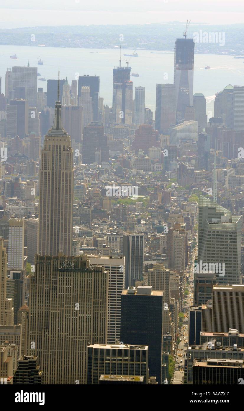 30 avril 2012 - New York, New York, U. S - 20120430--NEW YORK--montré est une vue aérienne de l'Empire State Building, vu au premier plan à gauche, et One World Trade Center, en haut à droite, qui est devenu le plus haut gratte-ciel de New York le lundi 30 avril 2012. Les ouvriers ont érigé des colonnes d'acier juste après 14 heures lundi, heure de New York, assez pour pousser la nouvelle Freedom Tower un peu plus de 1 250 pieds de haut, juste assez pour culminer au-dessus du toit de la terrasse d'observation sur l'Empire State Building. Une fois terminé, le nouveau gratte-ciel s'élèvera à 1 776 pieds avec une aiguille de 408 pieds de haut qui s'installera sur la tour Banque D'Images