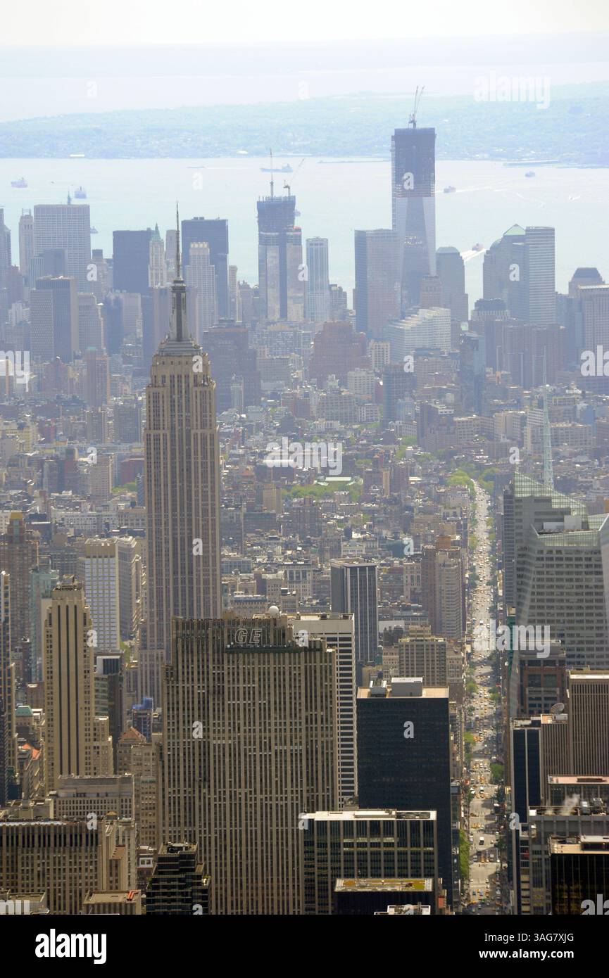 30 avril 2012 - New York, New York, U. S - 20120430--NEW YORK--montré est une vue aérienne prise de l'Empire State Building, vu au premier plan à gauche, et One World Trade Center, en haut à droite, qui est devenu le plus haut gratte-ciel de New York le lundi 30 avril 2012. Les ouvriers ont érigé des colonnes d'acier juste après 14 heures lundi, heure de New York, assez pour pousser la nouvelle Freedom Tower un peu plus de 1 250 pieds de haut, juste assez pour culminer au-dessus du toit de la terrasse d'observation sur l'Empire State Building. Une fois terminé, le nouveau gratte-ciel s'élèvera à 1 776 pieds avec une aiguille de 408 pieds de haut qui s'installera sur le to Banque D'Images