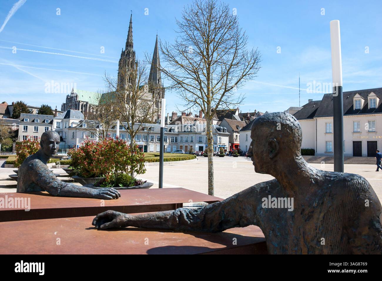 Chartres, France - 14 avril 2013 : recherche de contact. Sculpture contemporaine de l'artiste Hanneke Beaumont sur place près de la cathédrale de Chartres. Banque D'Images