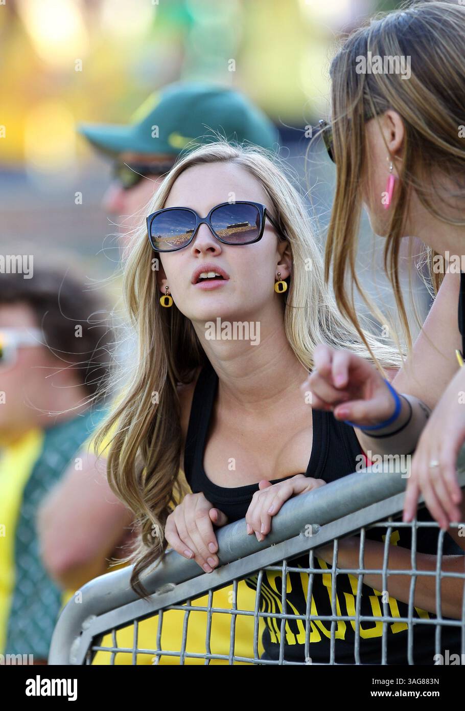 08 septembre 2012 : un fan de canard de l'Oregon regarde son équipe battre Fresno State 42-25 au stade Autzen, Eugene, OREGON(crédit image : © Larry C. Lawson/Cal Sport Media/ZUMAPRESS.com) Banque D'Images