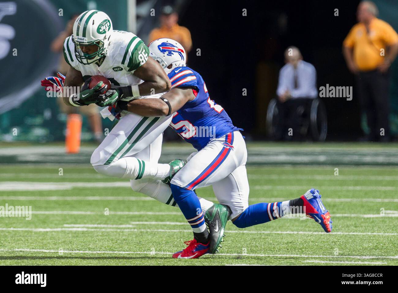 9 septembre 2012 : les jets de New York Tight End Jeff Cumberland (86) en action avec le ballon alors que Da'Norris Searcy (25) tente de l'affronter lors du match de NFL entre les Bills de Buffalo et les jets de New York au MetLife Stadium à East Rutherford, New Jersey. Les jets de New York ont battu les Buffalo Bills, 48-28.(image crédit : © Chris Szagola/Cal Sport Media/ZUMAPRESS.com) Banque D'Images