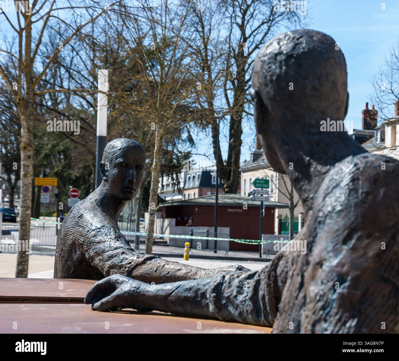 Chartres, France - 14 avril 2013 : recherche de contact. Sculpture contemporaine de l'artiste Hanneke Beaumont sur place près de la cathédrale de Chartres. Banque D'Images