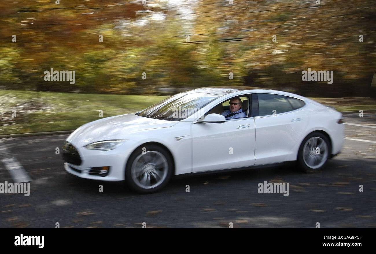 11 septembre 2012 - Cherry Hill, NJ, USA - Peter Spirgel, avocat chez Flaster/Greenberg, conduit sa nouvelle voiture électrique, une Tesla Model S performance près du cabinet d'avocats à Cherry Hill, New Jersey, le 12 novembre 2012. (Crédit image : © Michael S. Wirtz/MCT/ZUMAPRESS.com) Banque D'Images