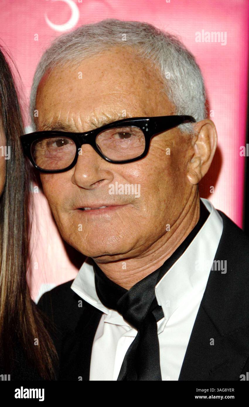 9 mai 2012 - Los Angeles, Californie, États-Unis - Vidal Sassoon, le coiffeur célèbre connu pour ses coiffures géométriques simples et ses coupes « laver et porter » est mort à sa maison de Los Angeles. Il avait 84 ans. PHOTO : 3 décembre 2006 - Hollywood, Californie, États-Unis - VIDAL SASSOON lors des arrivées à l'ouverture du Billy Wilder Theater au Hammer Museum. (Crédit image : © Dave Longendyke/Globe photos/ZUMAPRESS.com) Banque D'Images