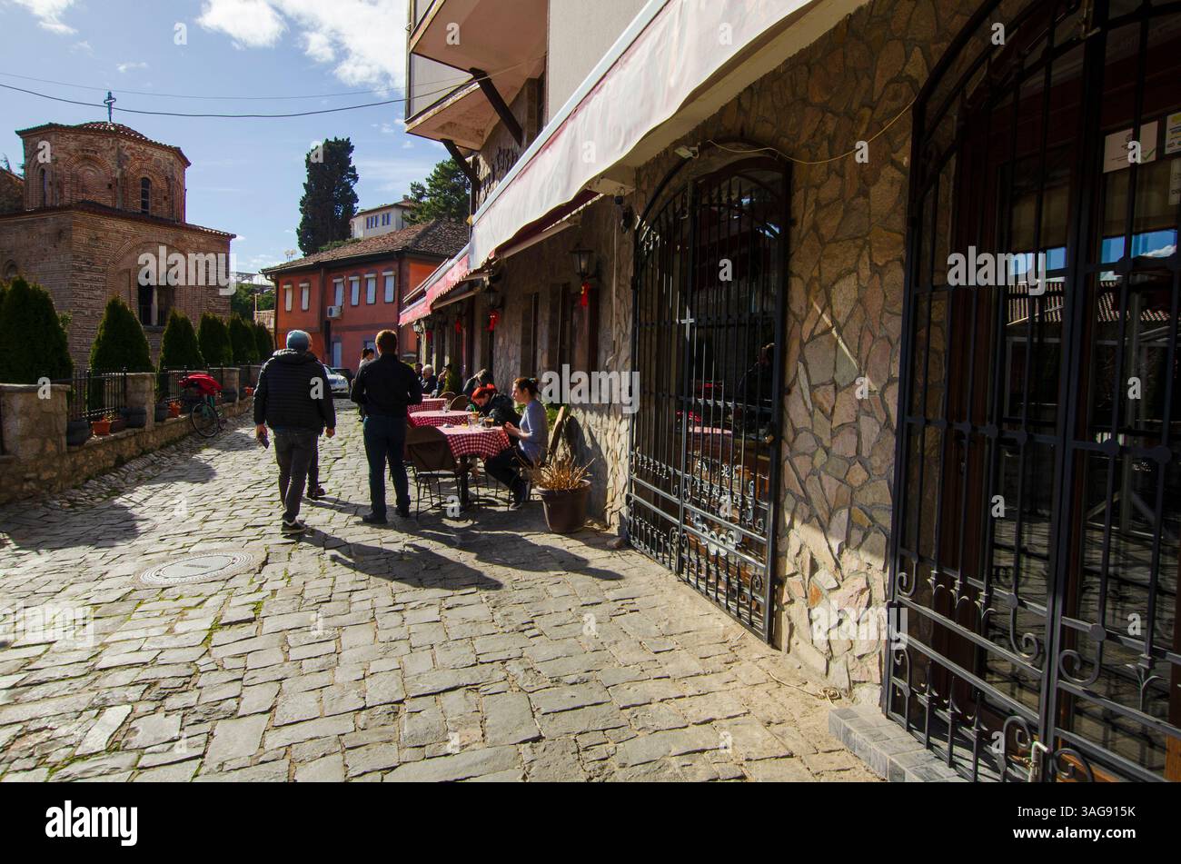 Scène de rue avec tables extérieures d'un restaurant dans la vieille ville d'Ohrid, Macédoine du Nord Banque D'Images